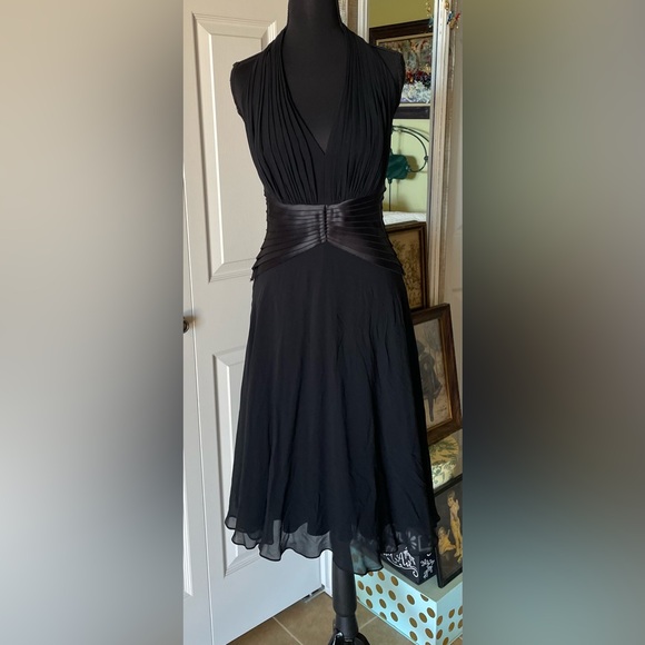 Tadashi Shoji Dresses & Skirts - Tadashi Shoji | Silk Chiffon Halter Party Dress.  Size 2. Feminine. Black tie